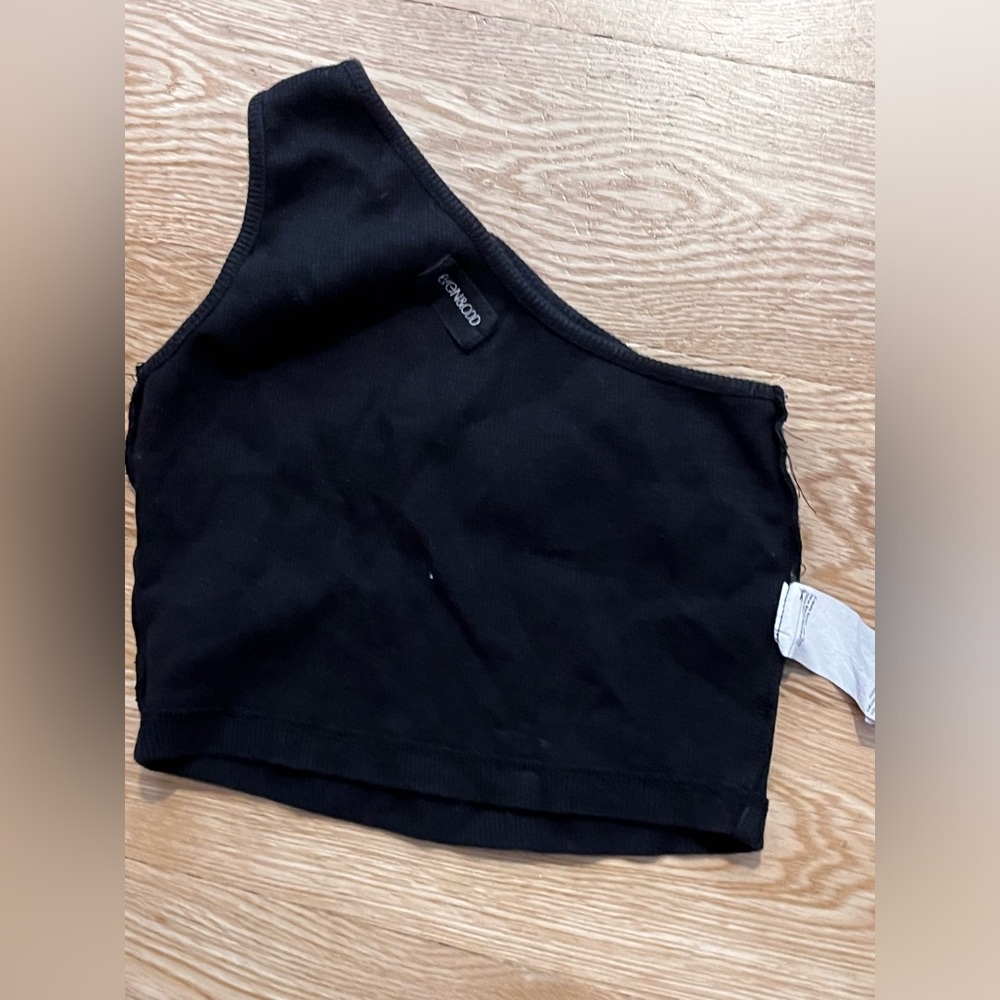 One shoulder cropp top